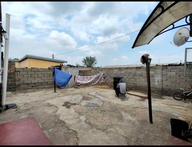 2 BEDROOM HOUSE FOR SALE IN MOFOLO CENTRAL